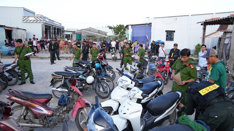 Công an kiểm tra tang vật là xe của các đối tượng. (Ảnh: VietnamNet)