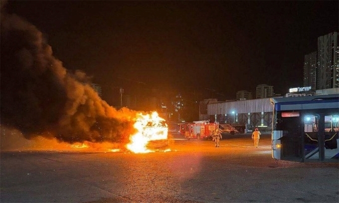3 xe bus phát nổ tại các bãi đậu xe ở khu vực gần Tel Aviv, Israel. Ảnh: Reuters