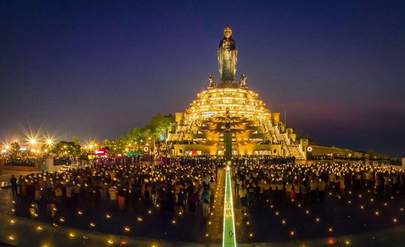 Lễ dâng đăng diễn ra vào các buổi tối Thứ 7 trên đỉnh núi Bà Đen. Ảnh: Sun World Ba Den Mountain