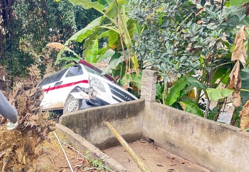 Chiếc xe cấp cứu mất lái và lao vào bên lề đường khi đang chở thi thể nữ sinh về nhà. Ảnh: Người Lao Động