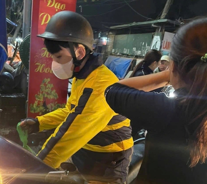 Nam shipper giúp đỡ chị Đ.T.N tìm con trai đi lạc. Ảnh: Dân Trí
