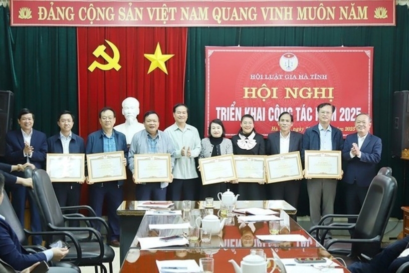 Đại diện Hội Luật gia Hà Tĩnh trao tặng bằng khen cho các cá nhân và tập thể có thành tích xuất sắc trong năm 2024.