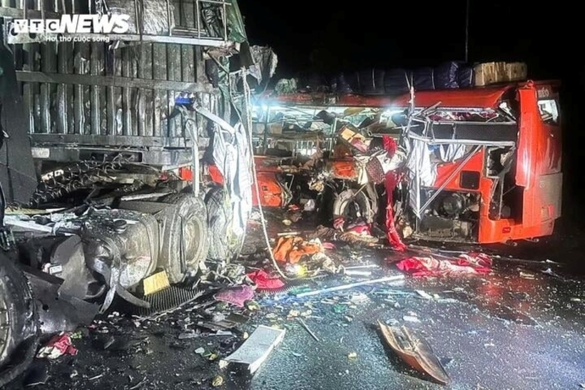 Hiện trường vụ tai nạn ở Sơn La, 6 người tử vong. Ảnh: VTC News