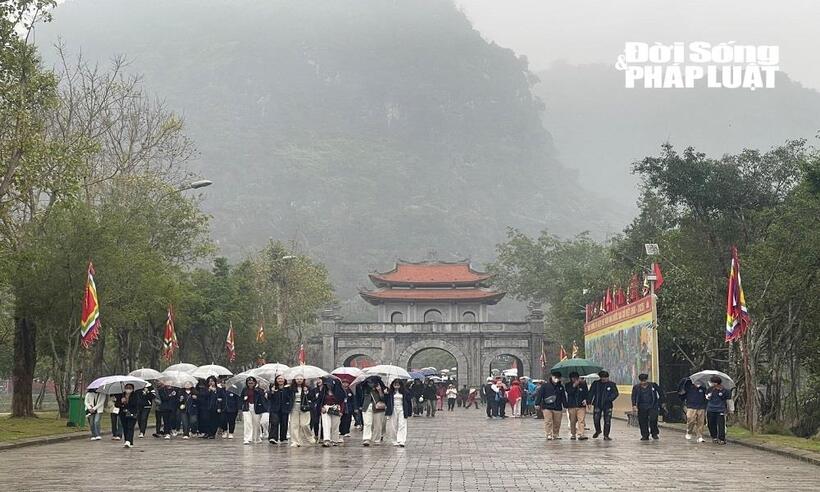 Người dân về chiêm bái, dâng hương tại đền thờ Vua Đinh, Vua Lê vào dịp đầu năm mới.