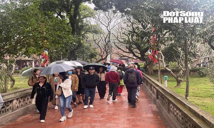 Rất đông du khách thập phương đã ghé thăm đền, để được nhìn ngắm bức tranh lịch sử hào hùng của dân tộc.