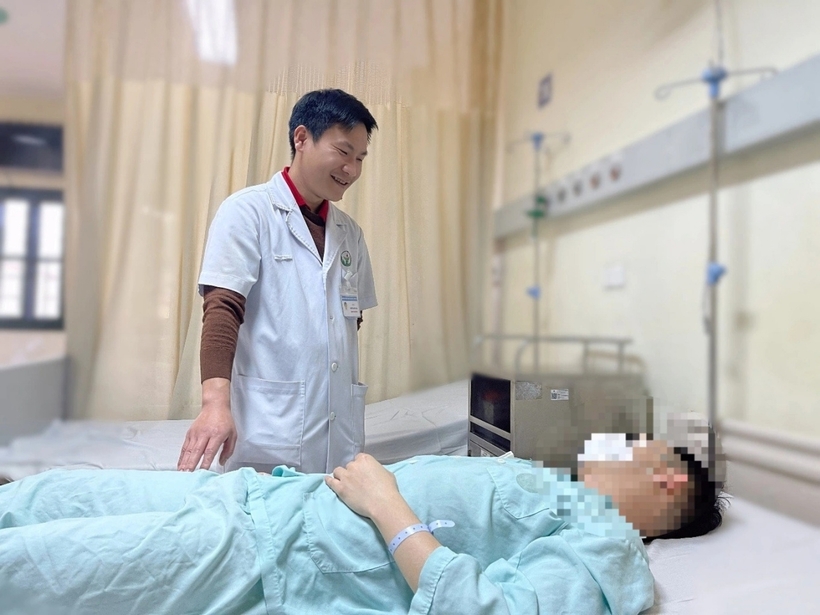 Bác sĩ Nguyễn Hữu Thảo thăm khám cho người bệnh 27 tuổi. Ảnh: Dân Trí