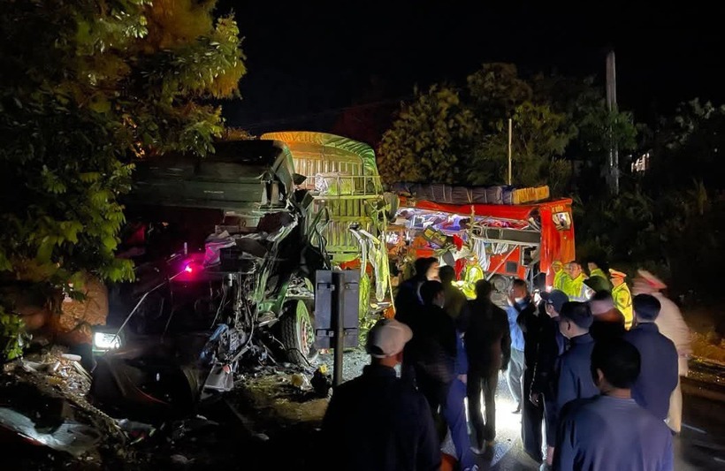 Lực lượng chức năng tại hiện trường vụ tai nạn. Ảnh: VietNamnet