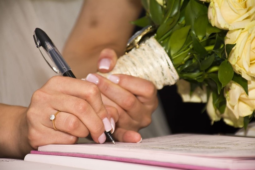 Ngày càng có nhiều cặp đôi lựa chọn tổ chức hôn lễ và đăng ký kết hôn ở nước ngoài. Ảnh minh họa