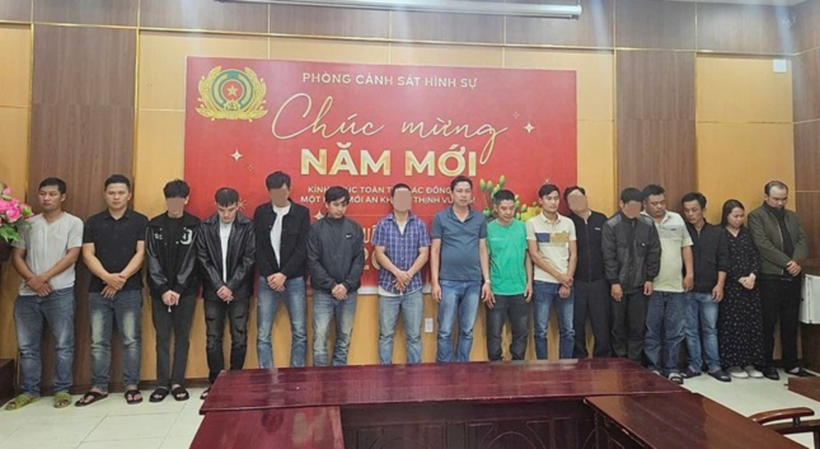 Các đối tượng liên quan đường dây đánh bạc tại cơ quan công an. Ảnh: Tiền Phong
