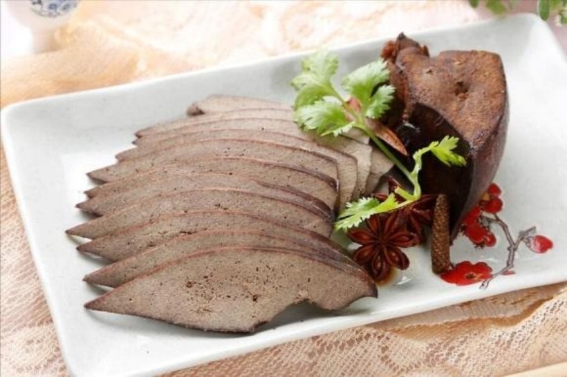 Gan chứa một lượng cholesterol khá cao. Những người có vấn đề về tim mạch nên hạn chế ăn gan.