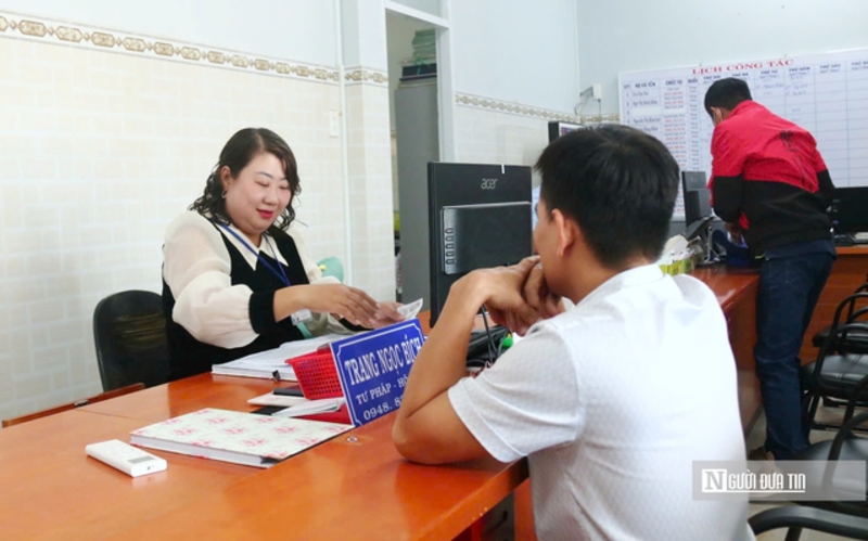 Bà Trang Ngọc Bích, cán bộ Tư pháp - Hộ tịch UBND phường 5, kiêm Chi hội phó Hội Luật gia phường 5, Tp.Bạc Liêu, tỉnh Bạc Liêu đang tiếp công dân tại trụ sở UBND phường 5. (Ảnh: Thanh Lâm).