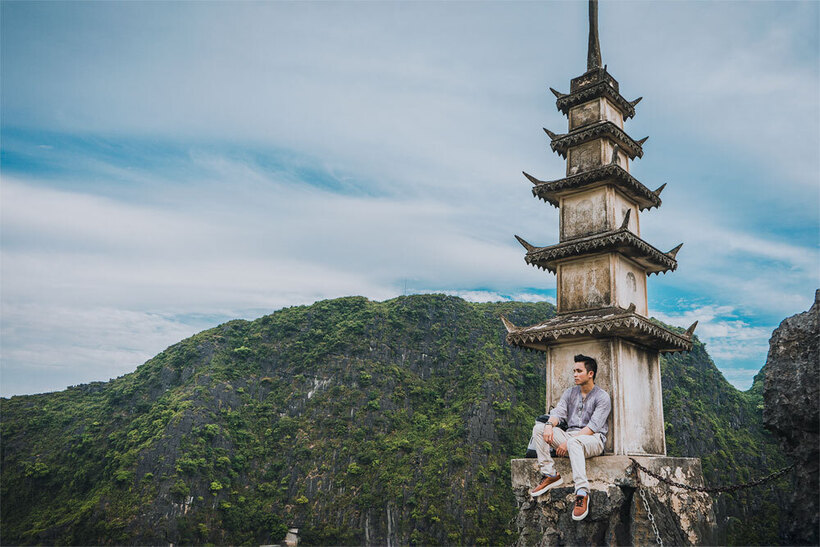 Từ trên đỉnh núi, bạn có thể phóng tầm mắt chiêm ngưỡng toàn cảnh khu du lịch với những ngọn núi đá vôi trùng điệp...