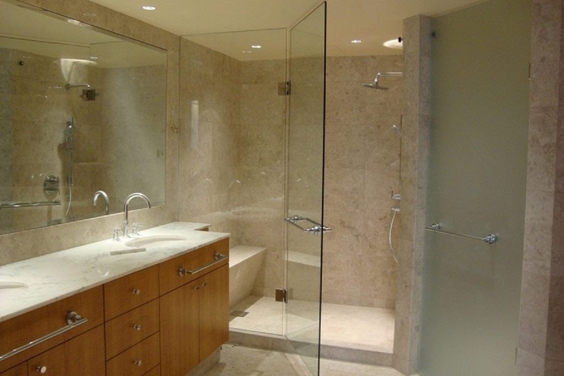 Việc giữ cho kính phòng tắm luôn sạch bóng không chỉ mang lại vẻ đẹp cho không gian mà còn đảm bảo vệ sinh và sức khỏe cho gia đình bạn.
