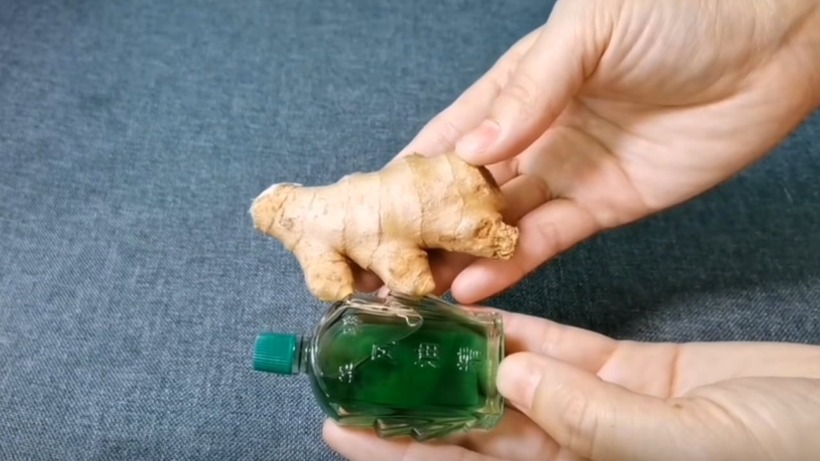 Nhỏ dầu gió vào gừng tươi mang lại rất nhiều tác dụng bất ngờ trong việc giảm đau, thư giãn tinh thần, hỗ trợ điều trị cảm lạnh, và thậm chí là đuổi muỗi.