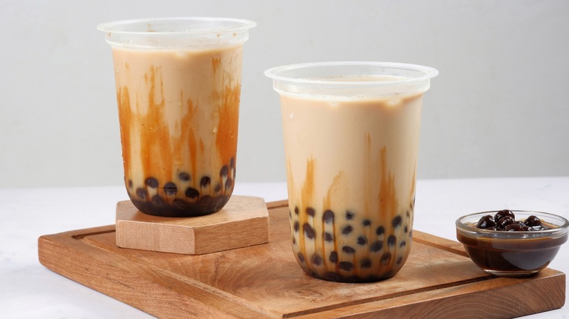 Thành phần trà trong trà sữa chứa caffeine, một chất kích thích có thể gây khó ngủ hoặc mất ngủ, đặc biệt khi uống vào buổi chiều tối.