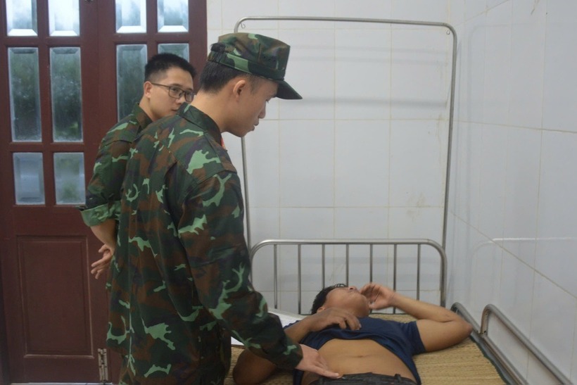 Quân y trên đảo Song Tử Tây thăm khám cho ngư dân ngộ độc khi ăn cá hồng. Ảnh: Dân trí