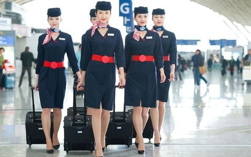 Trang phục của tiếp viên hàng không là sự kết hợp của nhiều yếu tố, bao gồm lịch sử, văn hóa, hình ảnh thương hiệu, và tính thực tiễn.