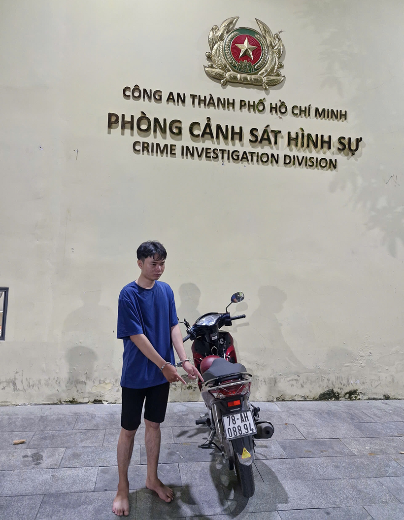 Trương Hùng Đức cùng phương tiện gây án. (Ảnh: Cơ quan công an)