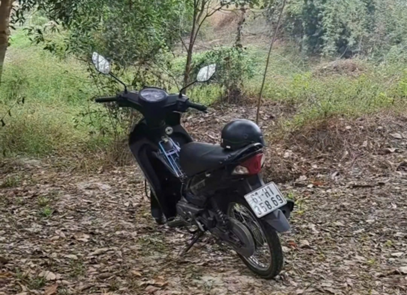 Chiếc xe máy được tìm thấy gần hiện trường. Ảnh: Người Lao Động