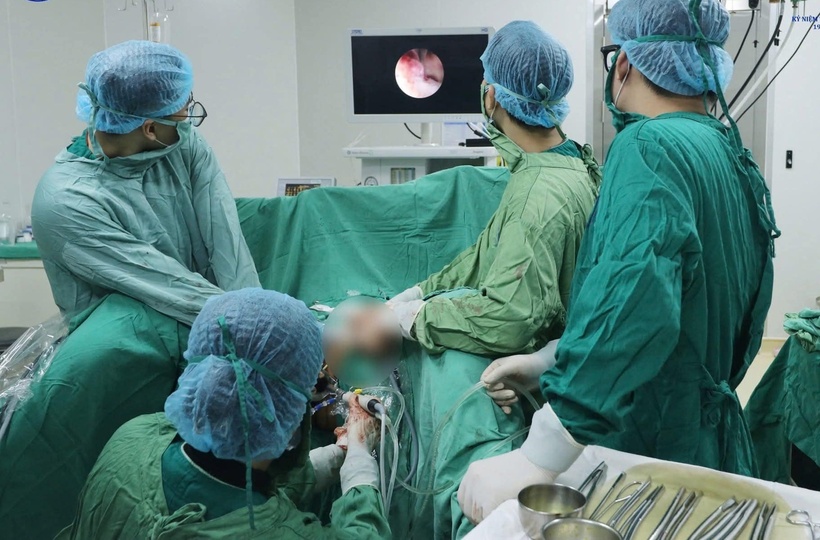 Bệnh nhân được các bác sĩ tiến hành 2 cuộc phẫu thuật bóc tách khối u và bảo tồn tử cung. Ảnh: BVCC