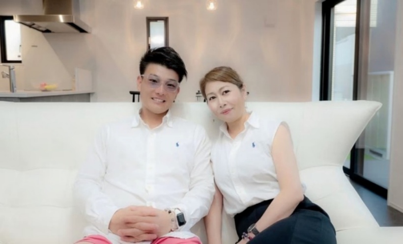 Isamu Tomioka (32 tuổi) và người vợ hiện tại, Midori Tomioka (53 tuổi). Ảnh: Asahi TV.