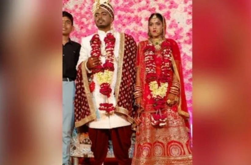 Roshni (trái) đã thực hiện nghi lễ đám cưới với  Ashish. Ảnh: India Today