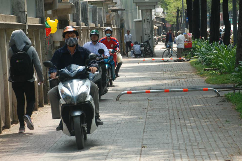 Trường hợp nào được đi xe máy lên vỉa hè mà không bị phạt?