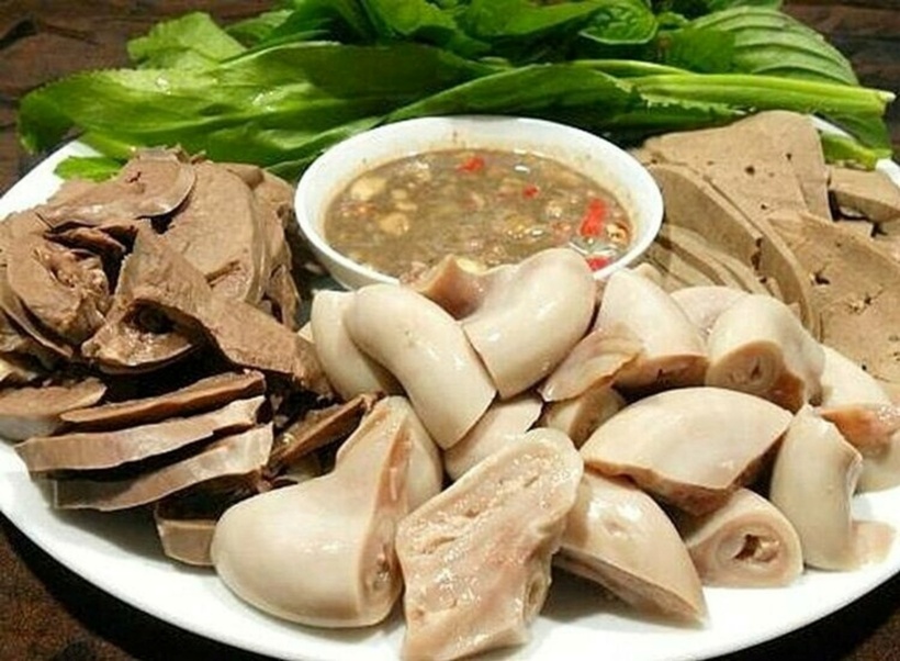 Ăn quá nhiều lòng lợn có thể gây ra dư thừa cholesterol, làm tăng nguy cơ xơ vữa động mạch, nhồi máu cơ tim và đột quỵ. Ảnh minh họa.