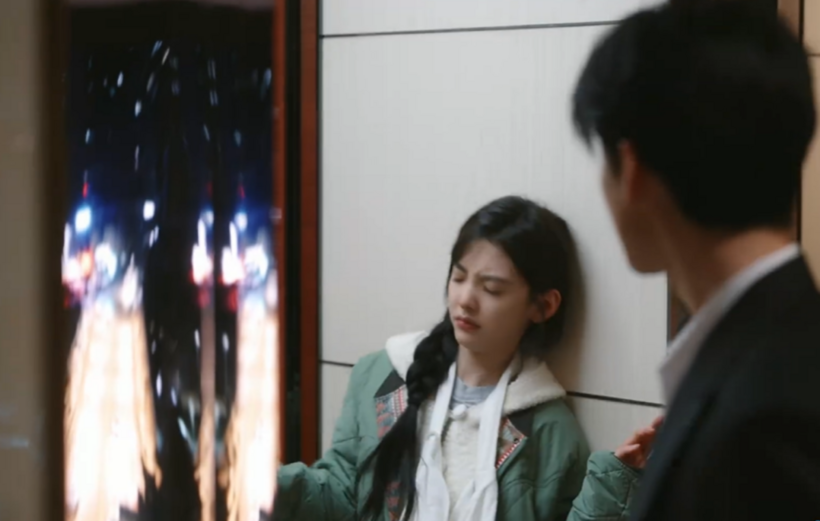 Ôn Dĩ Phàm giả vờ uống say.