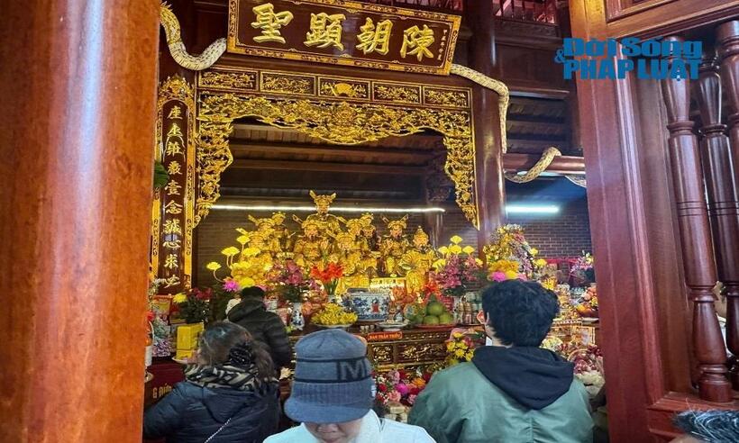Người dân chiêm bái, dâng hương tại đền.