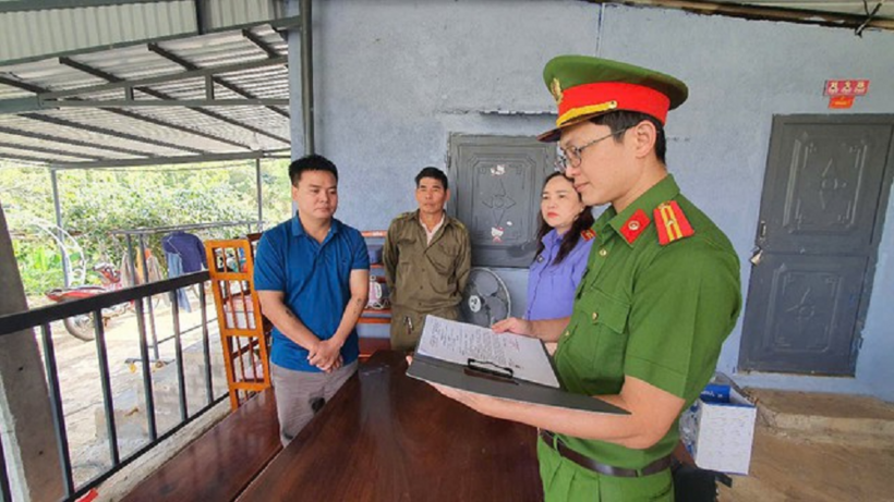 Đối tượng Nguyễn Anh Tuấn (bìa trái). Ảnh: Tiền Phong