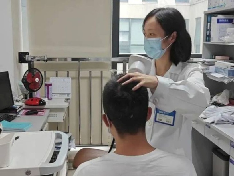 Nam sinh 16 tuổi có "gen nhiều tóc" nhưng vẫn hói nửa đầu vì thói quen phổ biến. Ảnh: QQ, Daily Mail.