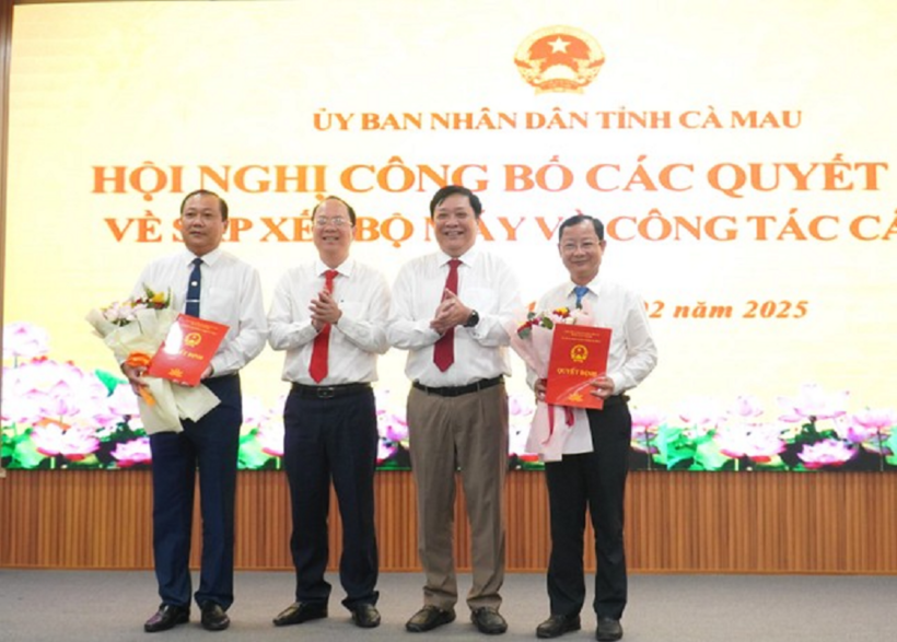 Lãnh đạo UBND tỉnh Cà Mau trao quyết định bổ nhiệm cho ông Nguyễn Quốc Thanh (bên phải) và ông Nguyễn Văn Đen (bên trái) giữ chức Giám đốc và Phó Giám đốc Sở Văn hoá, Thể thao và Du lịch tỉnh Cà Mau. Ảnh: Tiền Phong