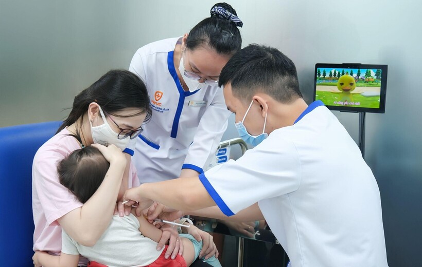 Trẻ nhỏ tiêm vắc xin phòng bệnh tại VNVC. Ảnh: Tấn Ngọc