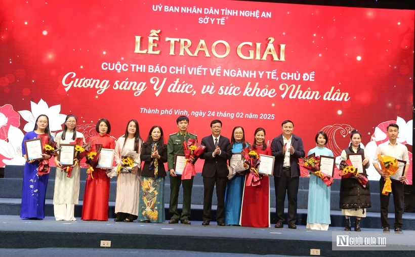 Phó Giám đốc Sở Y tế Trần Minh Tuệ và Phó Trưởng Ban Tuyên giáo và Dân vận Tỉnh ủy Phạm Ngọc Cảnh trao giải Khuyến khích cho các tác giả, nhóm tác giả.
