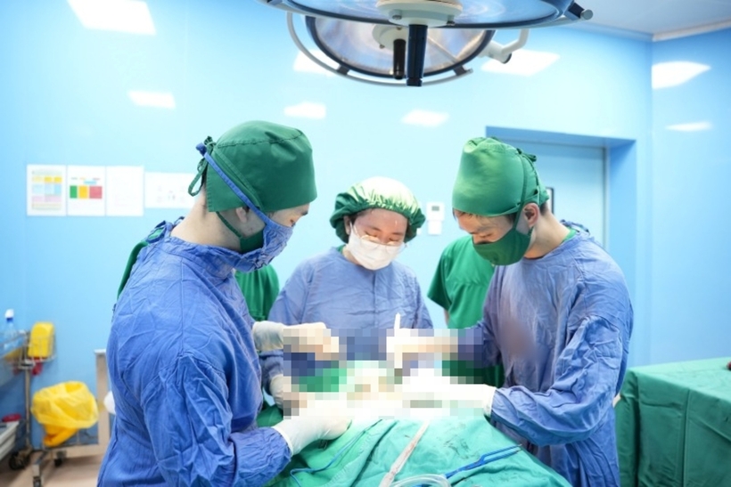 Các bác sĩ tiến hành phẫu thuật cho cụ bà. Ảnh: Sức Khỏe & Đời Sống