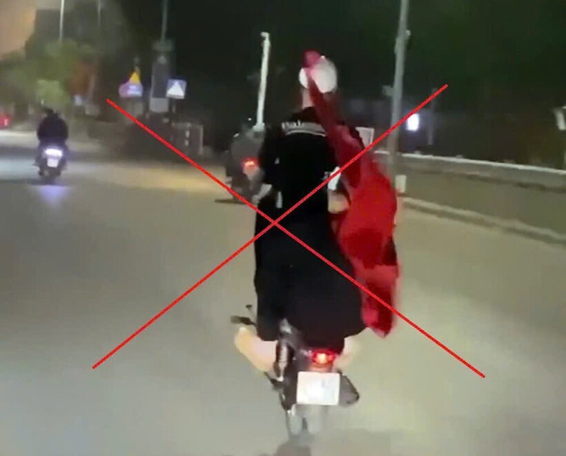Hình ảnh nam thanh niên "bốc đầu" xe mô tô trên đường Lê Duẩn, Hà Nội