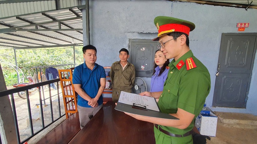 Lực lượng chức năng tống đạt các quyết định vụ vợ chồng bị can Nguyễn Anh Tuấn lừa đảo, chiếm đoạt gần 100 tỷ đồng. (Ảnh: Cơ quan công an)