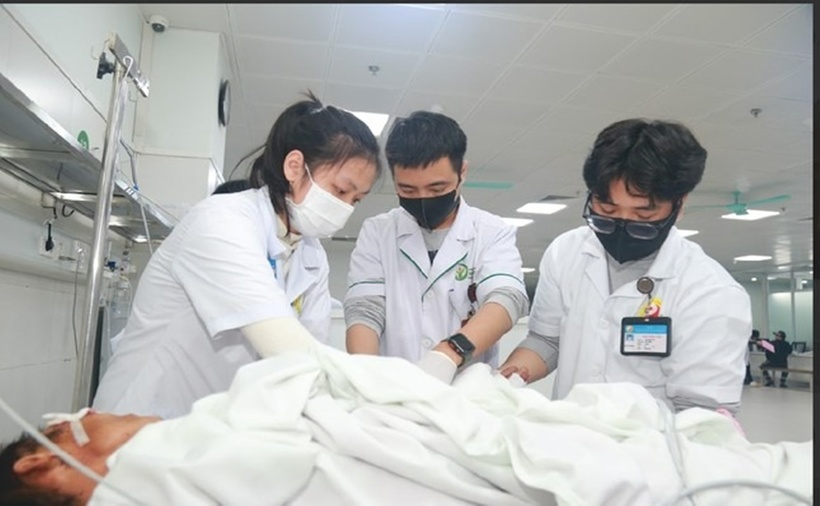 Bác sĩ ở Bệnh viện Việt Đức điều trị cho các nạn nhân trong vụ tai nạn. (Ảnh: Báo Giao thông)