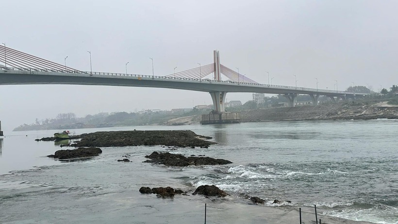 Đá ngầm xuất hiện tại khu vực chân cầu Vĩnh Phú nối tỉnh Phú Thọ và Vĩnh Phúc. (Ảnh: Công an)