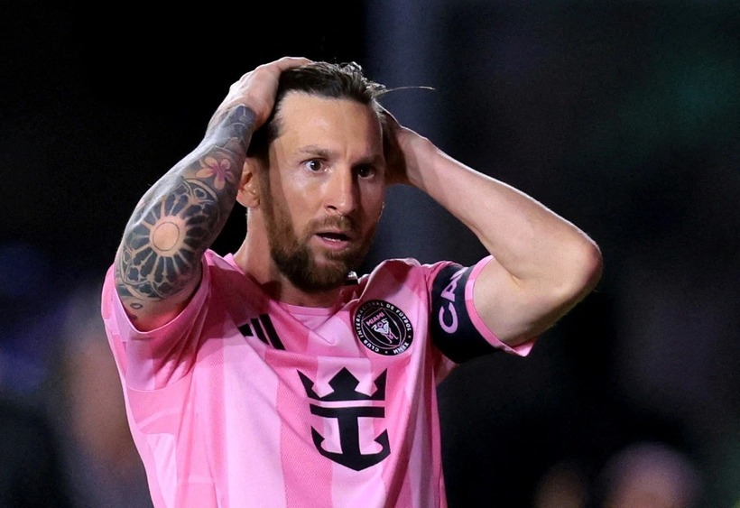 Trọng tài nhận án phạt khi xin áo đấu và chữ ký của Messi. Ảnh: Reuters.