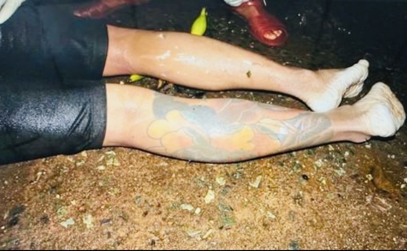 Nạn nhân mặc áo thun màu nâu, quần ngắn màu đen, bắp chân trái có hình xăm lớn. Ảnh: Báo Công an Nhân dân.