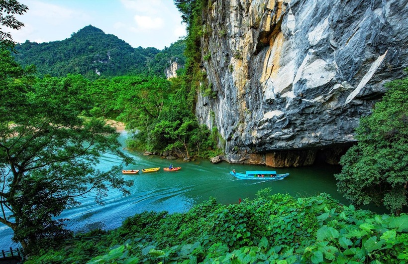 Vườn Quốc gia Phong Nha - Kẻ Bàng là vườn quốc gia có diện tích lớn nhất tại Việt Nam với tổng diện tích 123.326 ha.