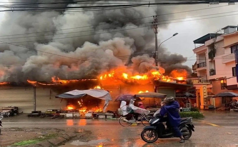 Công an tỉnh Tuyên Quang thông tin, lúc 6h50 ngày 25/2, Phòng Cảnh sát Phòng cháy chữa cháy và cứu nạn cứu hộ nhận được tin báo cháy tại chợ Trung Môn (thuộc xã Trung Môn, huyện Yên Sơn).