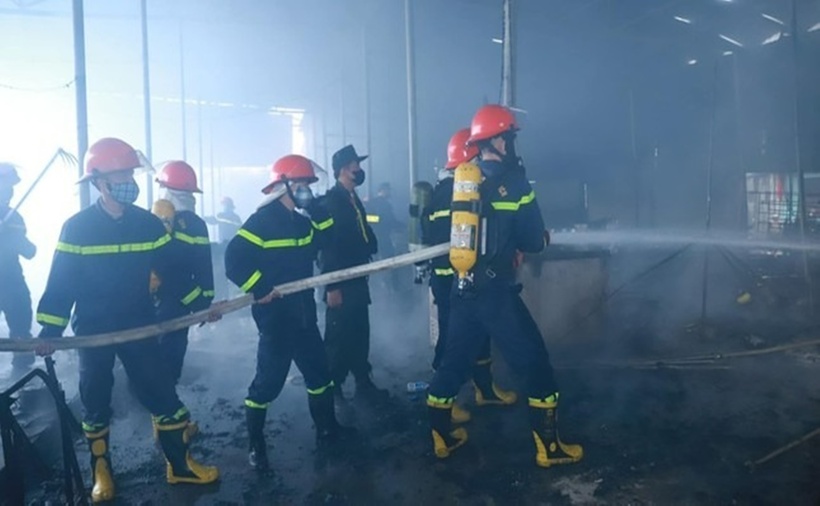 Đại tá Phạm Kim Đĩnh, Giám đốc Công an tỉnh Tuyên Quang cũng đã tới hiện trường chỉ đạo công tác chữa cháy.