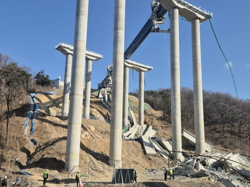 Hiện trường vụ sập cầu trong quá trình xây dựng ở Hàn Quốc. Ảnh: Korea Herald