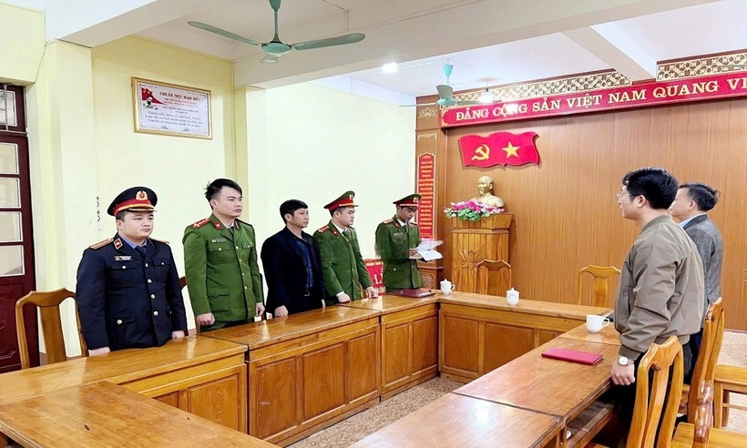 Lực lượng công an bắt giữ đối tượng vi phạm về quản lý và khai thác lâm sản tại huyện Văn Bàn.