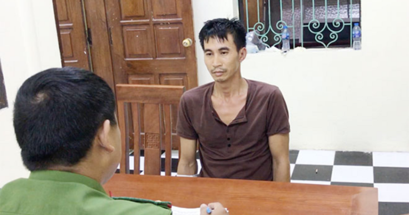 Điều tra viên lấy lời khai của Đinh Công Tráng.