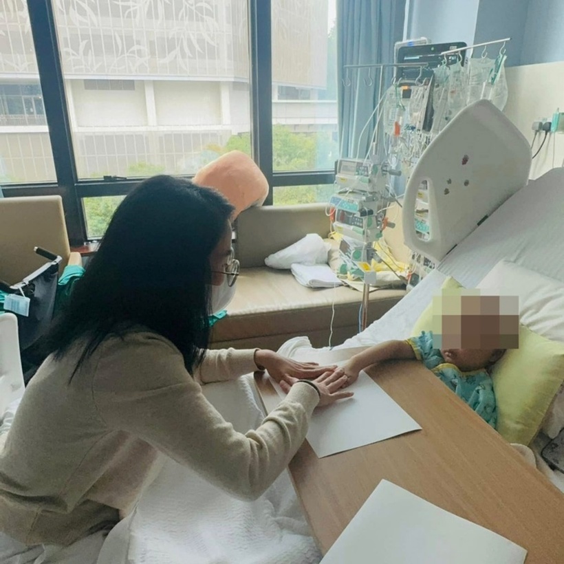 Mẹ Bắp cho biết con trai chị vẫn đang được điều trị ở bệnh viện. Ảnh: VietNamNet
