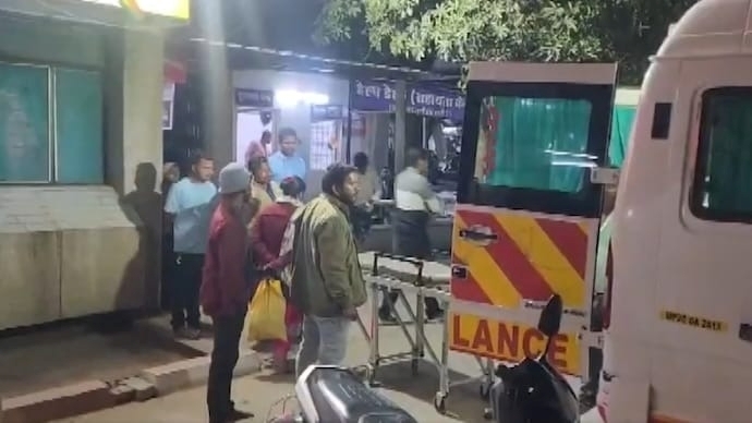 Các nạn nhân trong vụ tai nạn được đưa đến bệnh viện. Ảnh: India Today